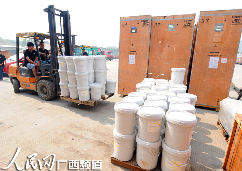 工作人员正在进行货物的搬运