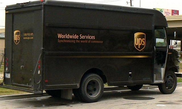 美国快递公司UPS为何规定送货卡车不能左转？