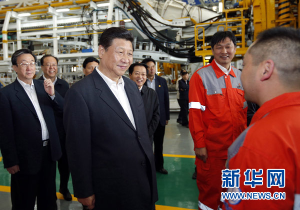 这是5月9日下午，习近平在尉氏县张市镇同镇村干部和村民代表座谈。新华社记者张铎摄