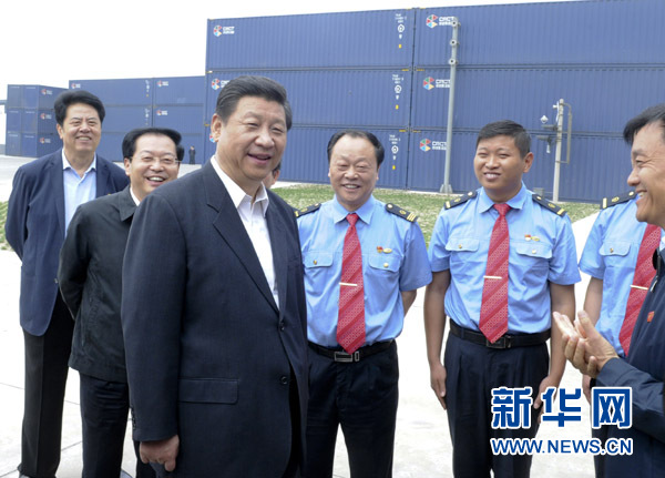 这是5月9日下午，习近平在尉氏县张市镇同镇村干部和村民代表座谈。新华社记者张铎摄