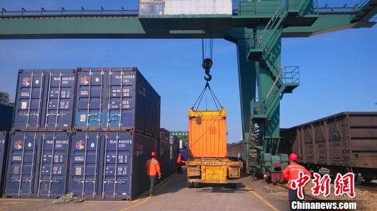 海沧站实施货运转运现场。 林丽君 摄