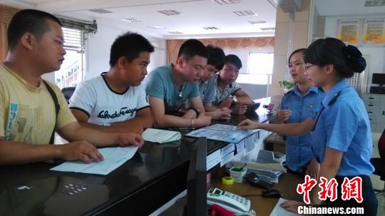 海沧站营业大厅前来咨询的客商络绎不绝。 林丽君 摄